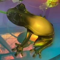 Qeeboo Hungry Frog lampada da tavolo Qeeboo Hungry Frog lampada da tavolo