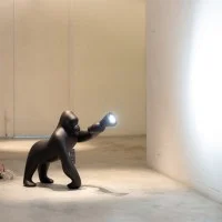 Qeeboo Kong XS Gorilla LED da Tavolo per Interno By S. Giovannoni Qeeboo Kong XS Gorilla LED da Tavolo per Interno By S. Giovannoni